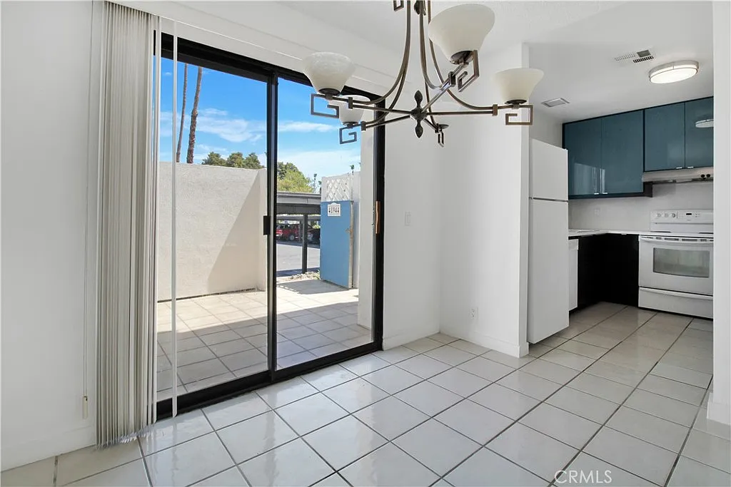 3 bed, 3.0 bath, 1348 sqft, $2,650 — Photo 3