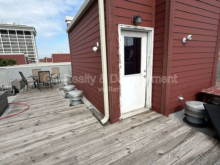 2503 S Calumet Ave — Photo 24