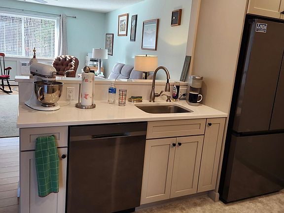 5th image of 2185 Drake Road Apt 2