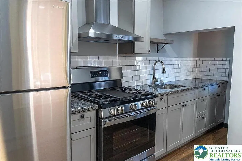 3 bed, 1.0 bath, 1134 sqft, $2,150 — Photo 2