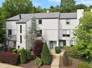 1560 Pinehurst Dr, Pittsburgh, PA 15241