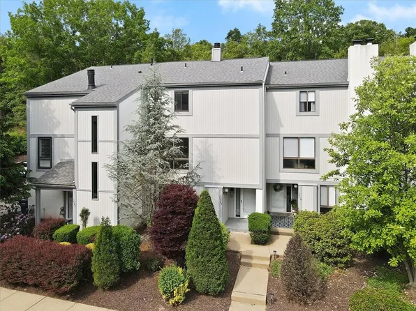 1560 Pinehurst Dr, Pittsburgh, PA 15241