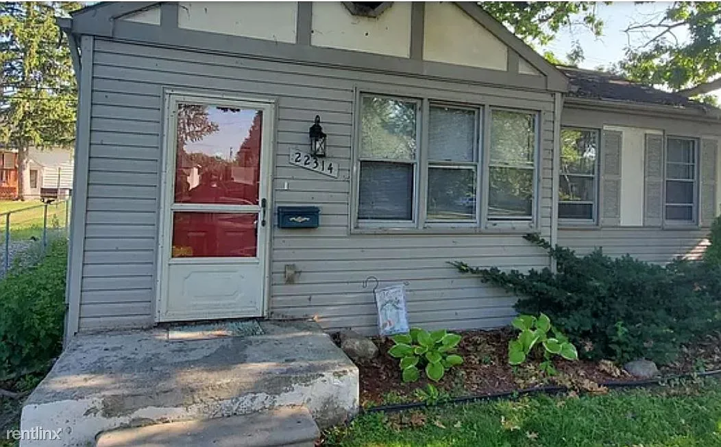 22314 Hoffman St photo 1