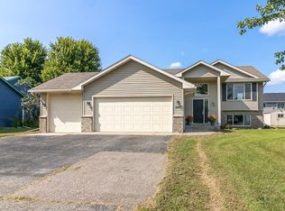 350 E Woodridge Dr, Le Center, MN 56057