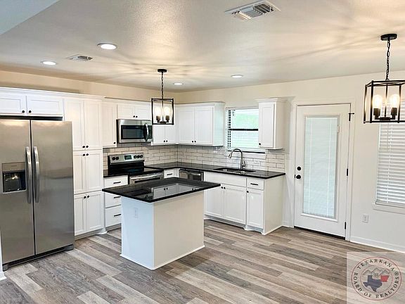 3rd image of 111 Hickory Dr