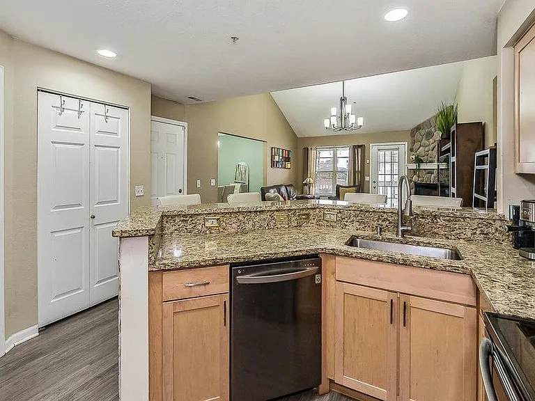 1550 Oakfield Dr — Photo 8