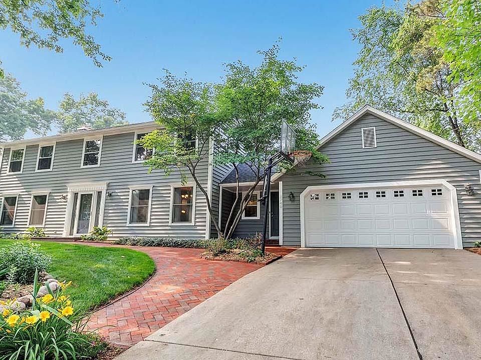 1st image of 2740 Parkwood Dr
