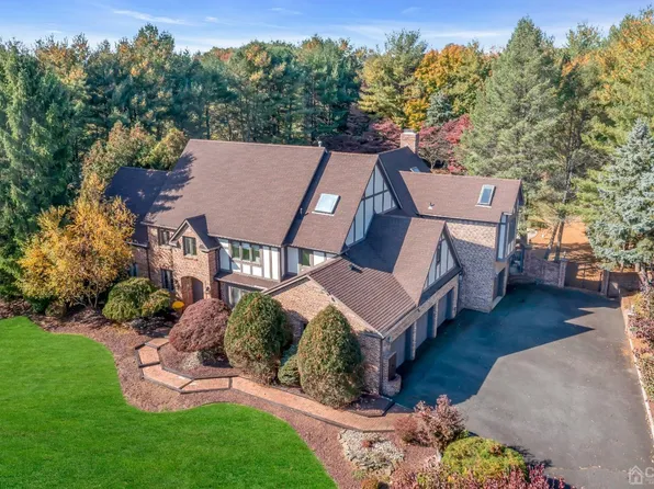 80 Takolusa Dr, Holmdel, NJ 07733