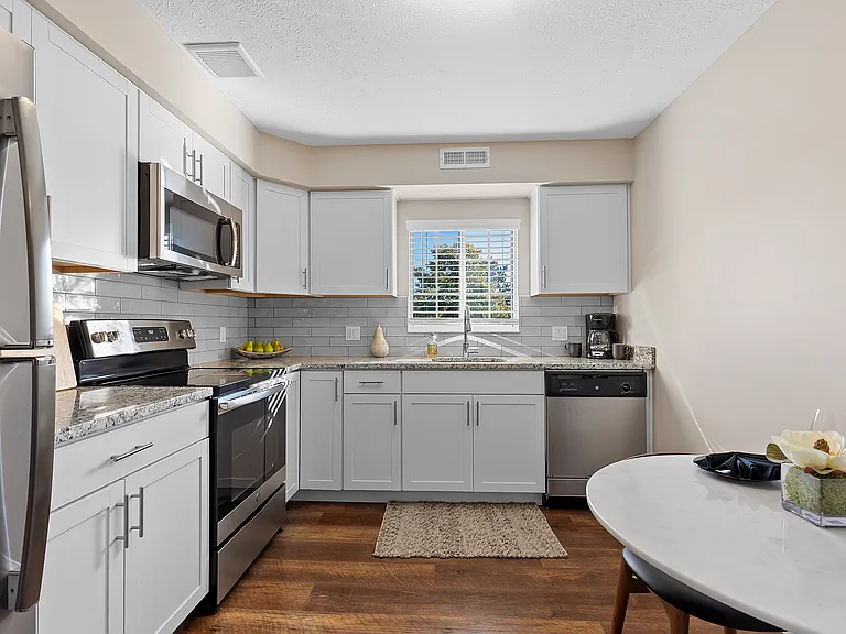 Shady Lake Apartments — Photo 6