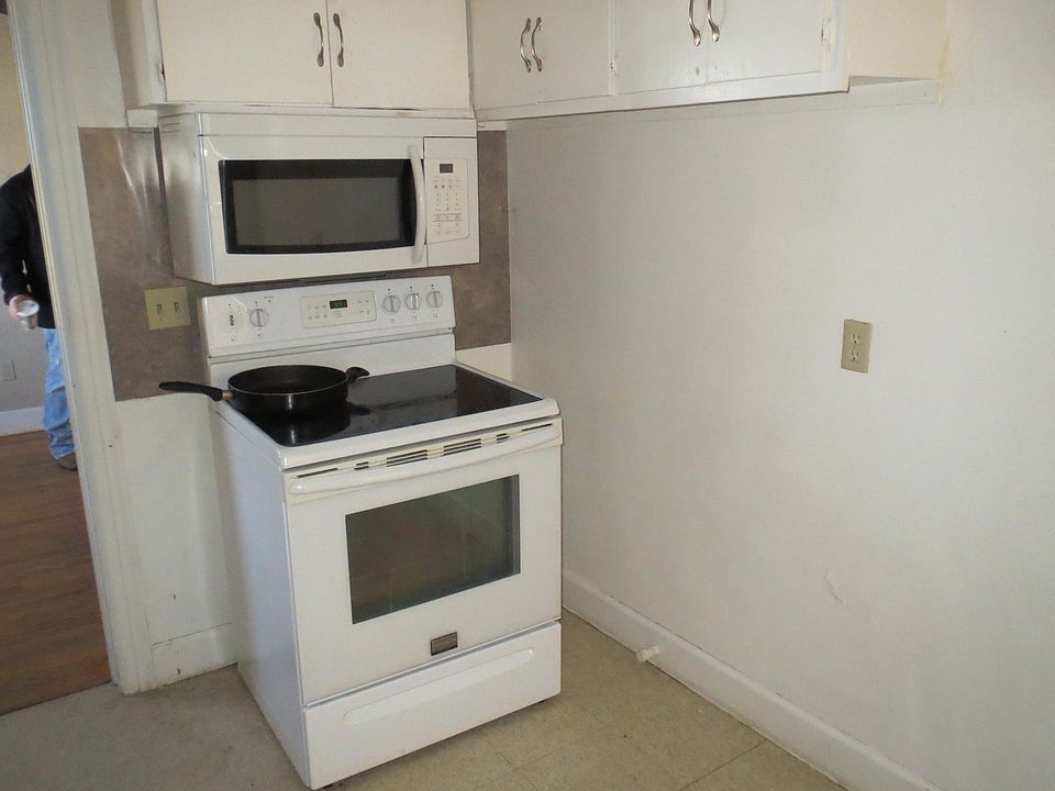 2nd image of 2509 NW 39th Ter