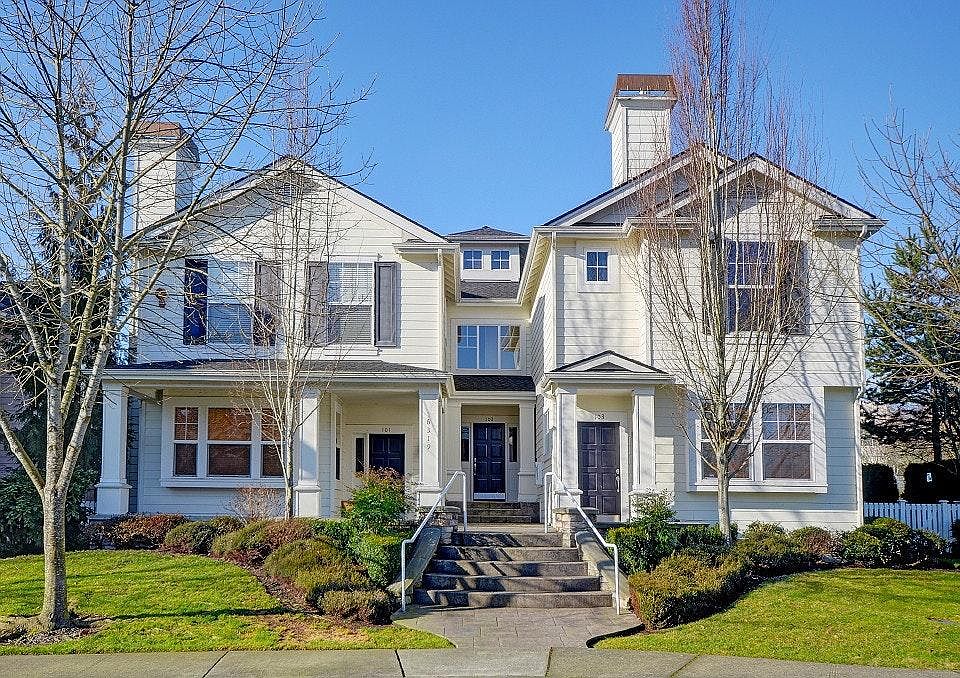 Nice entryway to the middle unit