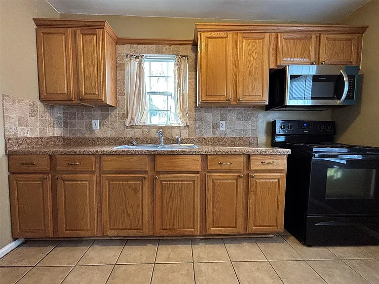 422 W Burleson St — Photo 4