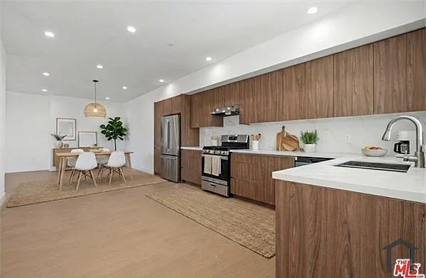 1717 N Winona Blvd #204 — Photo 7