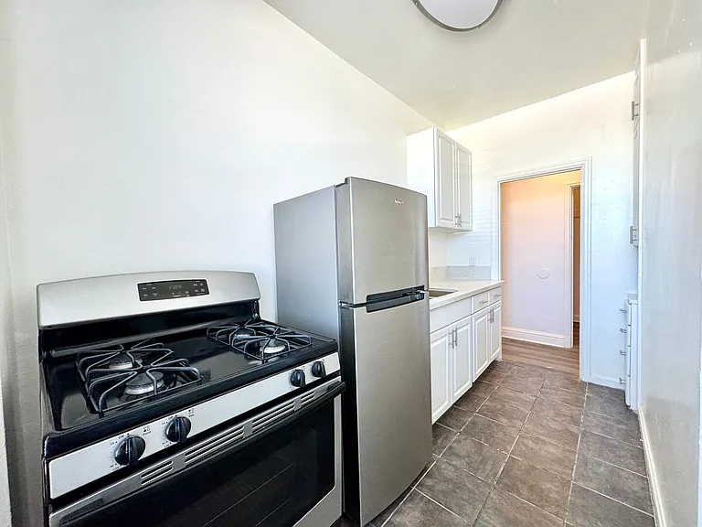 St. Charles Studio Apartments — Photo 14