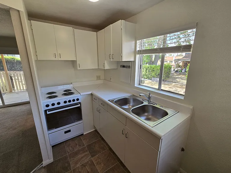 1662 S Juniper St S #C — Photo 9