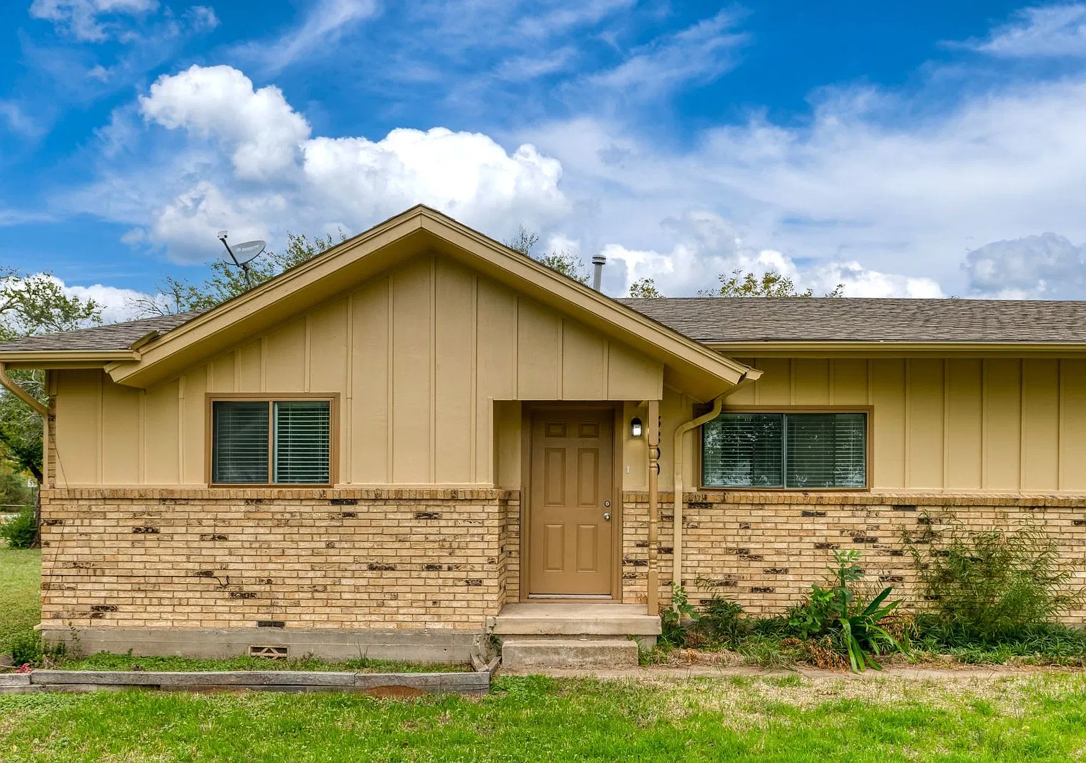 3 Bed / 3 bath Traditional Corner Lot home — Photo 1