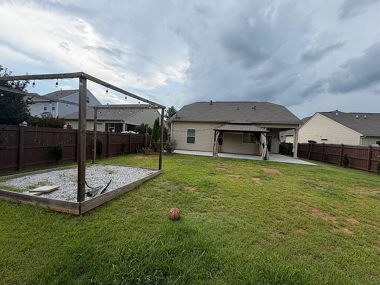 130 Caledonia Dr — Photo 31