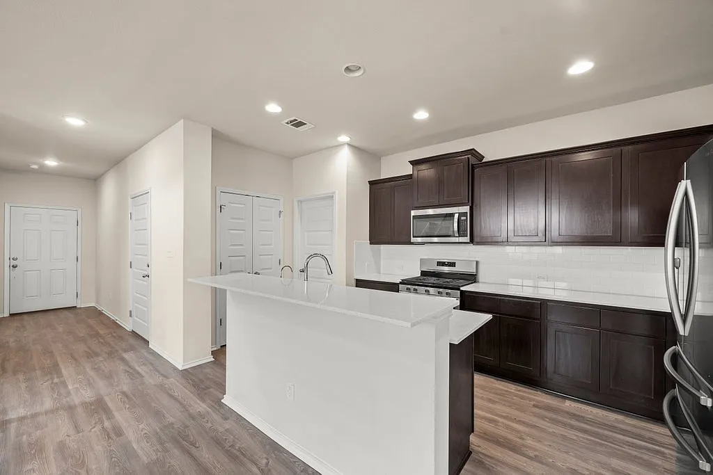 3 bed, 2150 sqft, $1,900 — Photo 4
