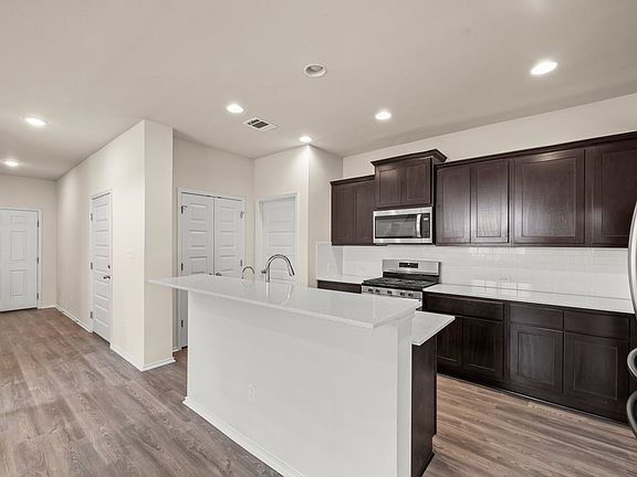 4th image of 145 Goldfinch Dr
