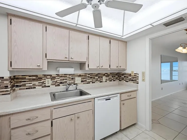 555 S Gulfstream Ave #902 — Photo 15