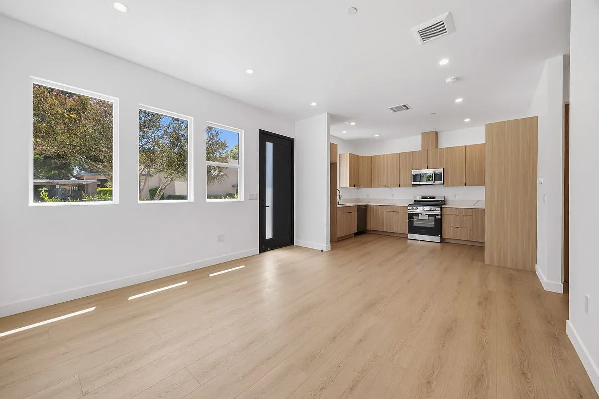 2 bed, 2.0 bath, 864 sqft, $2,995 — Photo 3
