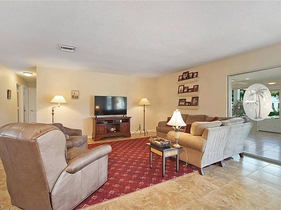 5th image of 6410 Plumosa Ave