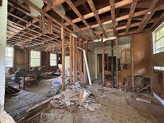 3rd image of 1034 Riggins Mill Rd