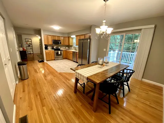 4 bed, 2077 sqft, $2,700 — Photo 4