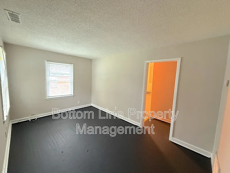 2 bed, 1.0 bath, 700 sqft, $1,145 — Photo 2