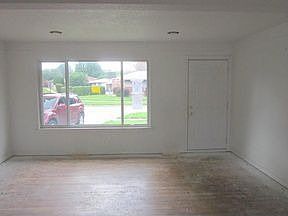 3rd image of 27600 Marilyn Dr