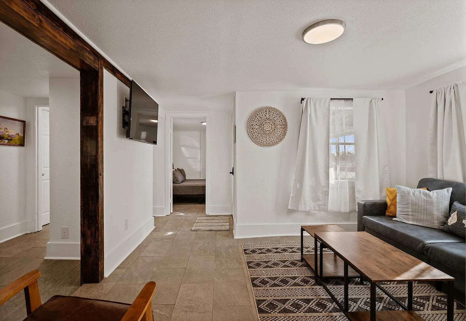 3 bed, 1.0 bath, 1044 sqft, $2,164 — Photo 2
