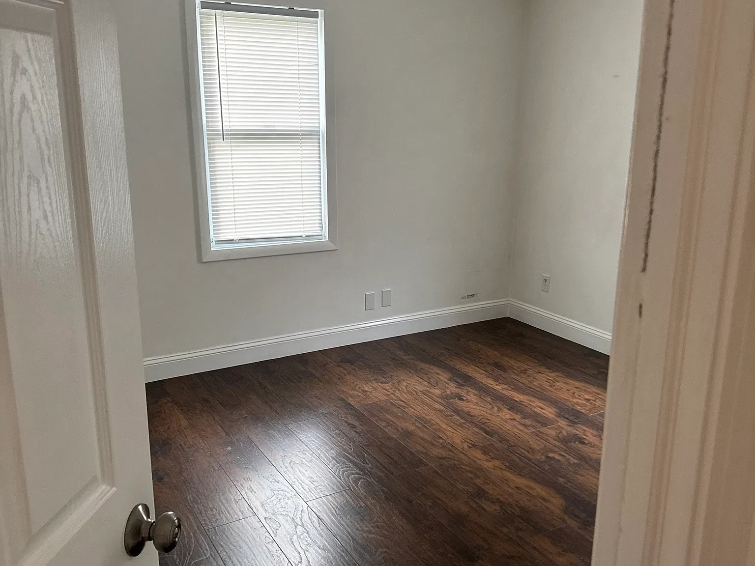 5 bed, 2.0 bath, 1352 sqft, $4,200 — Photo 4