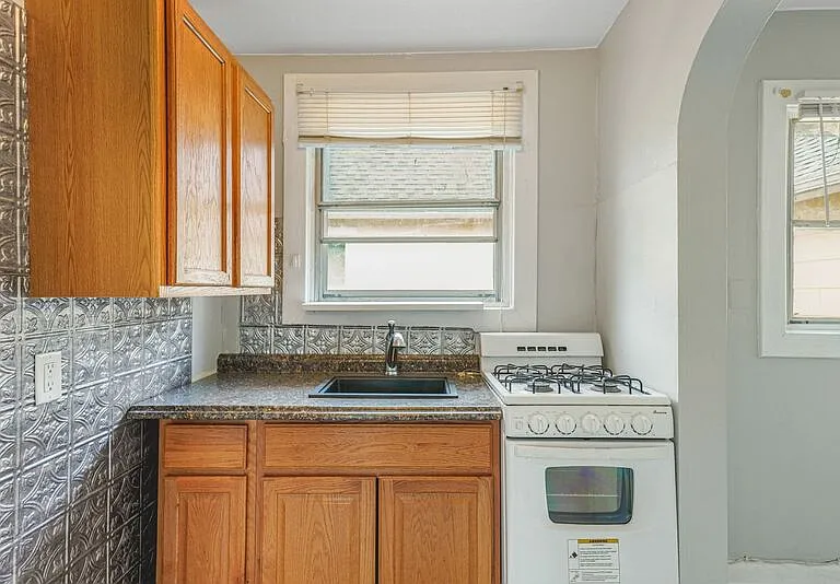 1004 Prince Edward St #3 — Photo 5