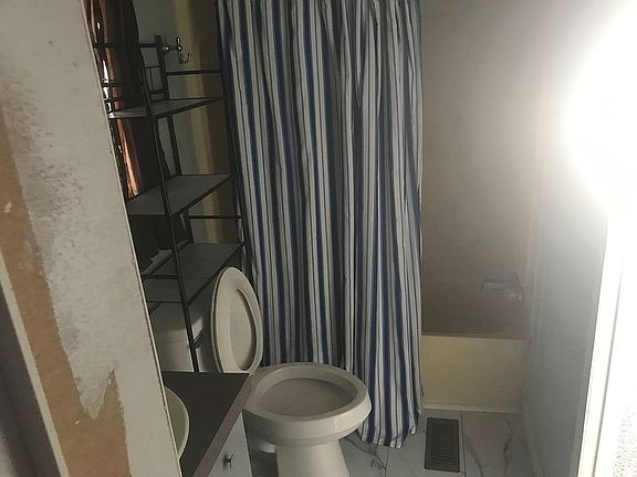 4th image of 945 Bandera St