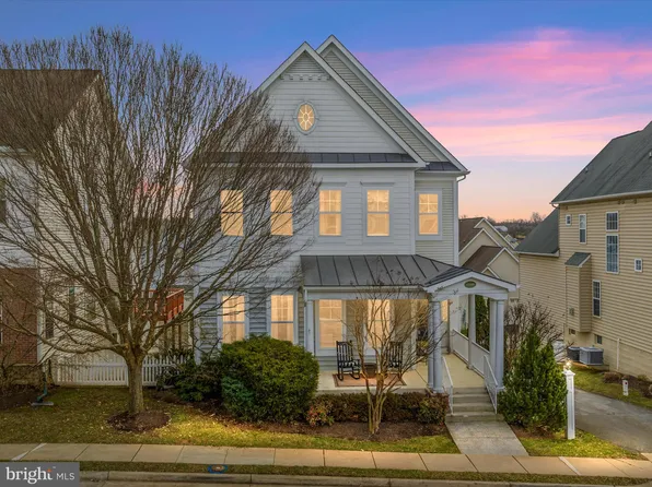 17596 Marbury St, Round Hill, VA 20141