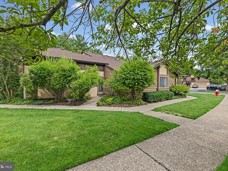 130 Sayre Dr — Photo 3