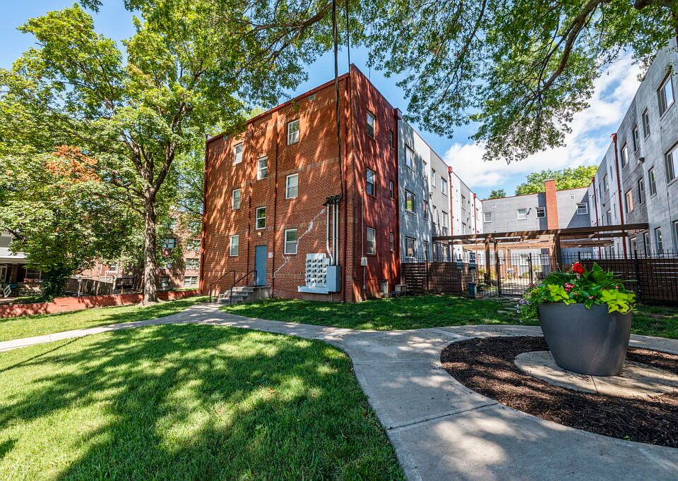 1st image of 625 E Armour Blvd #1B-2Ba-900Sqft