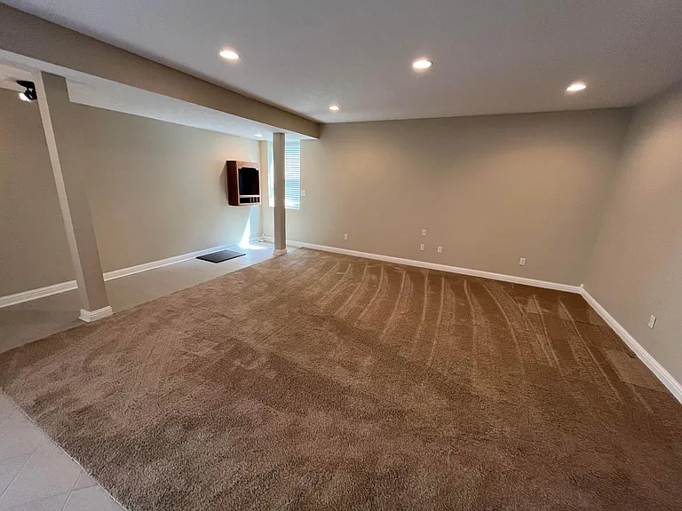 1936 Heathrow Dr — Photo 33
