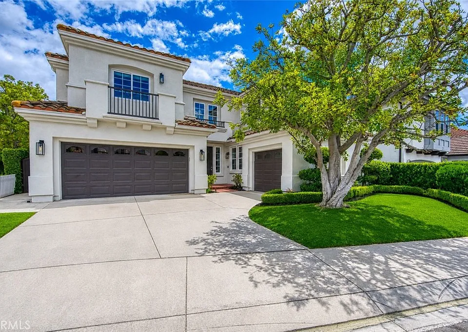 30 Eisenhower Ln
