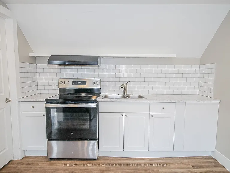 181 Welland St #UPPER — Photo 6