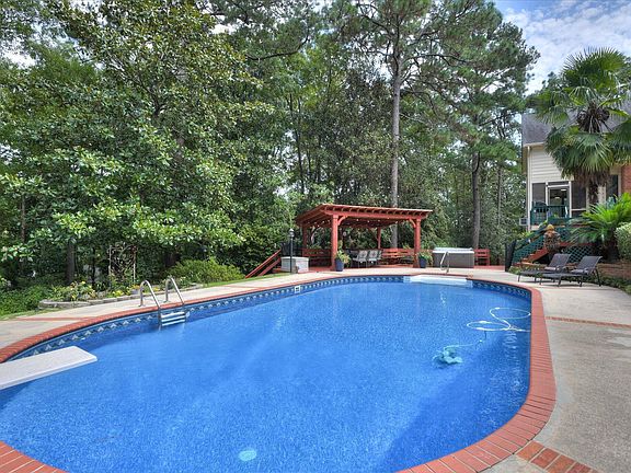 4th image of 9 Roundhill Ct
