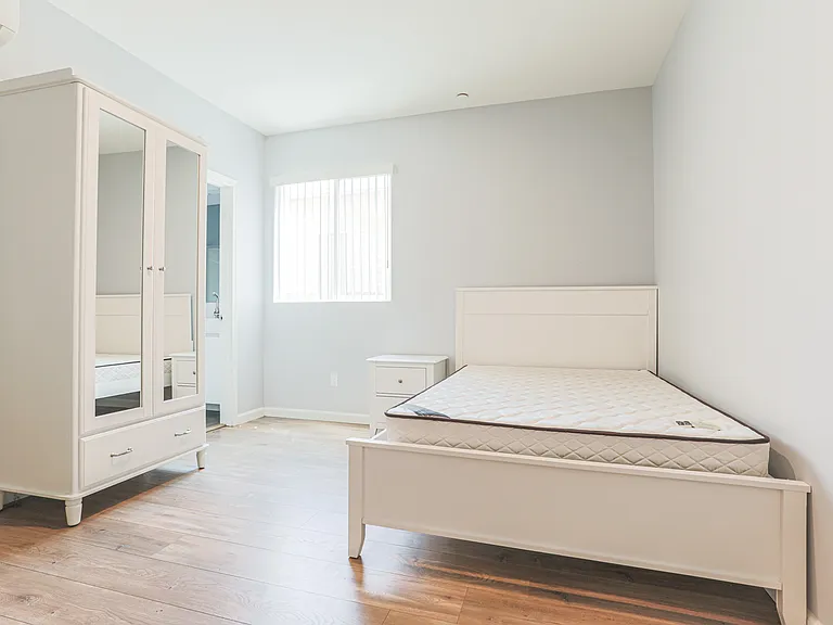 1259 W 36th Pl — Photo 3