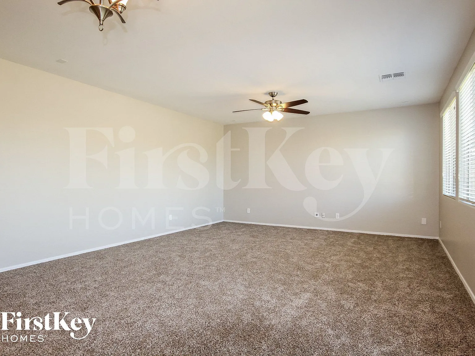 5 bed, 2.5 bath, 2105 sqft, $2,555 — Photo 2