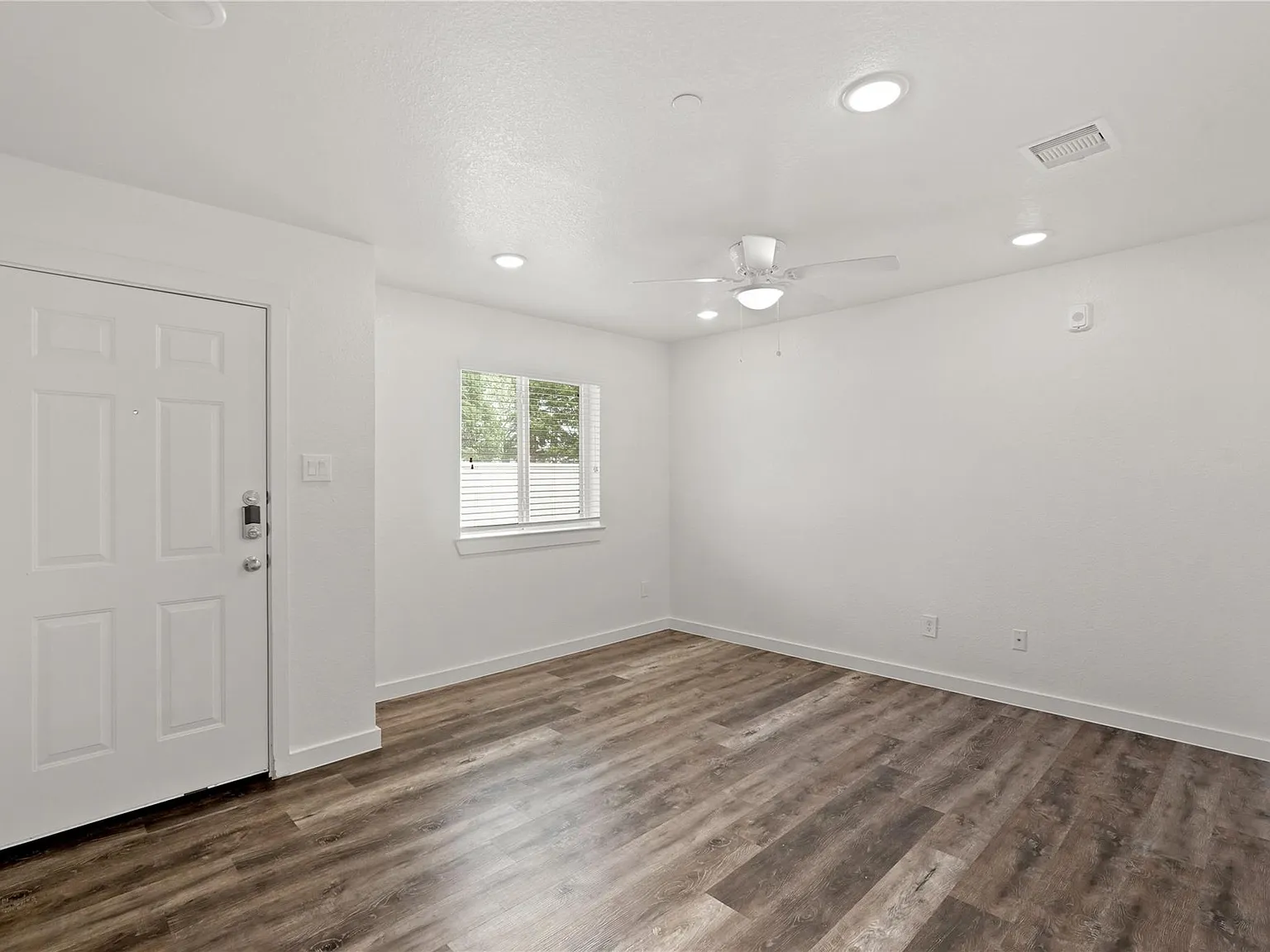 3 bed, 2.5 bath, 1688 sqft, $1,900 — Photo 3