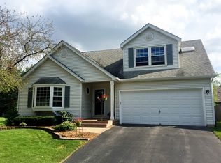 2272 Salisbury Dr, Naperville, IL 60565