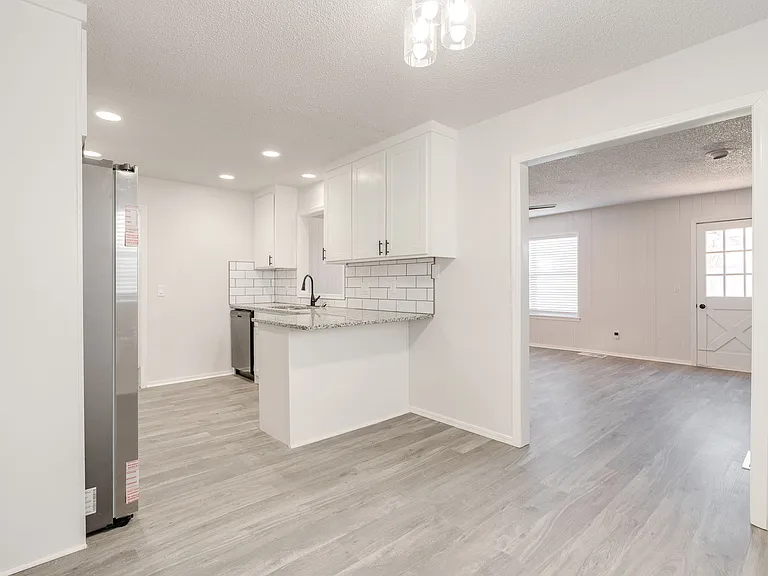 11715 N Francis Ave — Photo 3