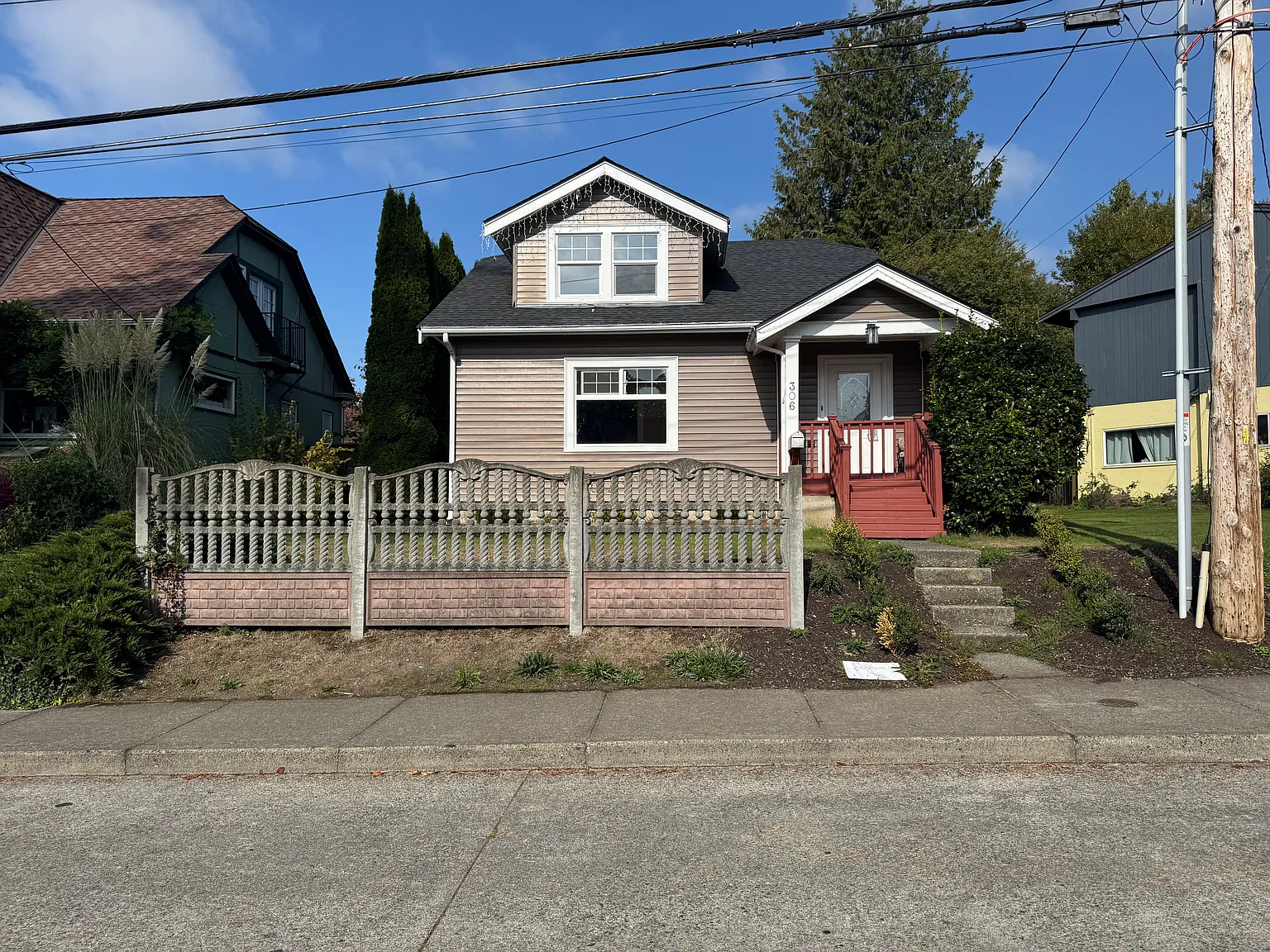 W Illinois St, Bellingham — Photo 1