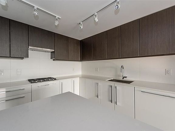 3rd image of 188 Agnes St #1703