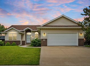 955 Fox Valley Dr, North Liberty, IA 52317