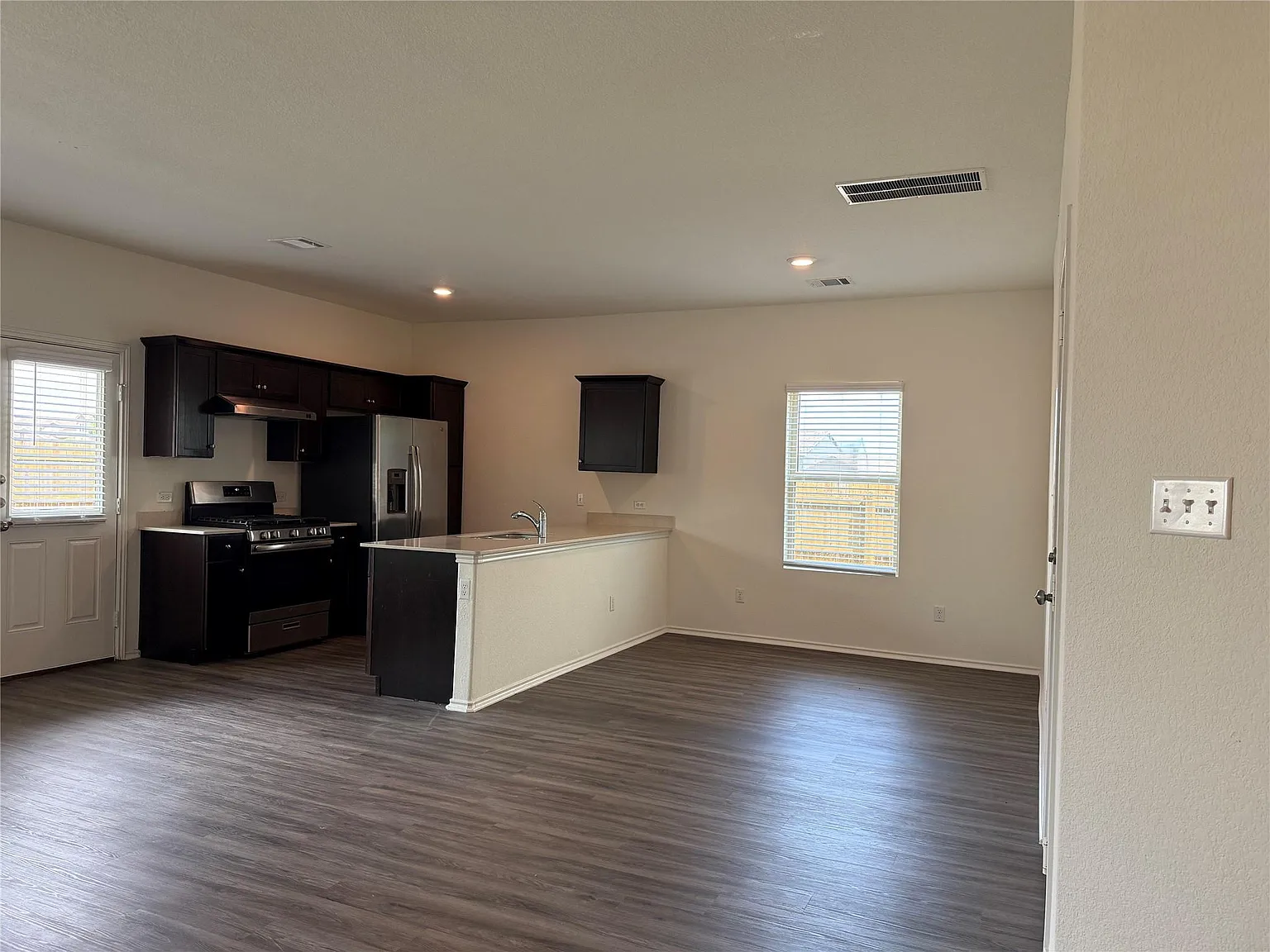 4 bed, 2.5 bath, 1687 sqft, $2,339 — Photo 4